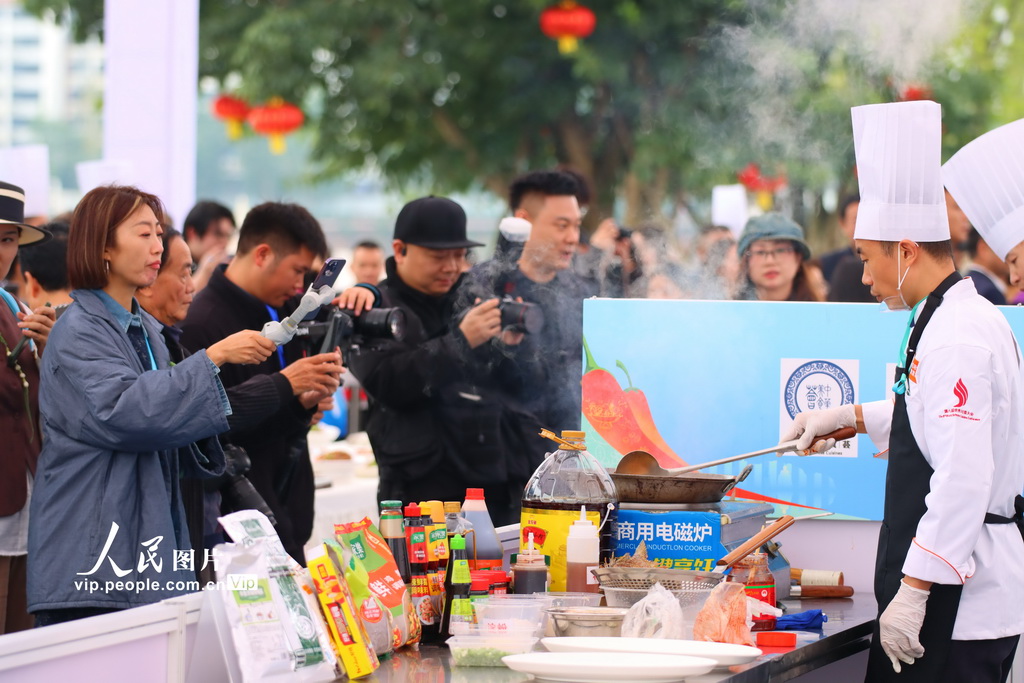 11月1日，2025世界川菜烹饪技能大赛现场，厨师在制作川菜。杨飞摄（人民图片网）