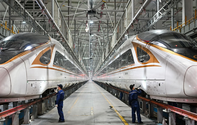 江苏南京：检修动车 应对寒潮