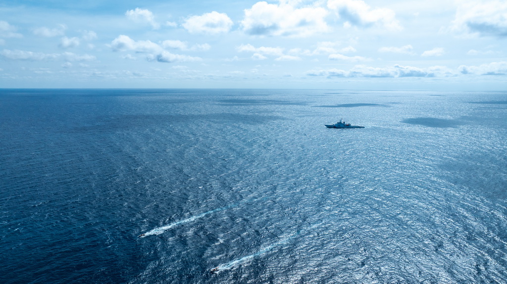 11月14日，中国海警在黄岩岛领海开展常态化巡航（无人机照片）。