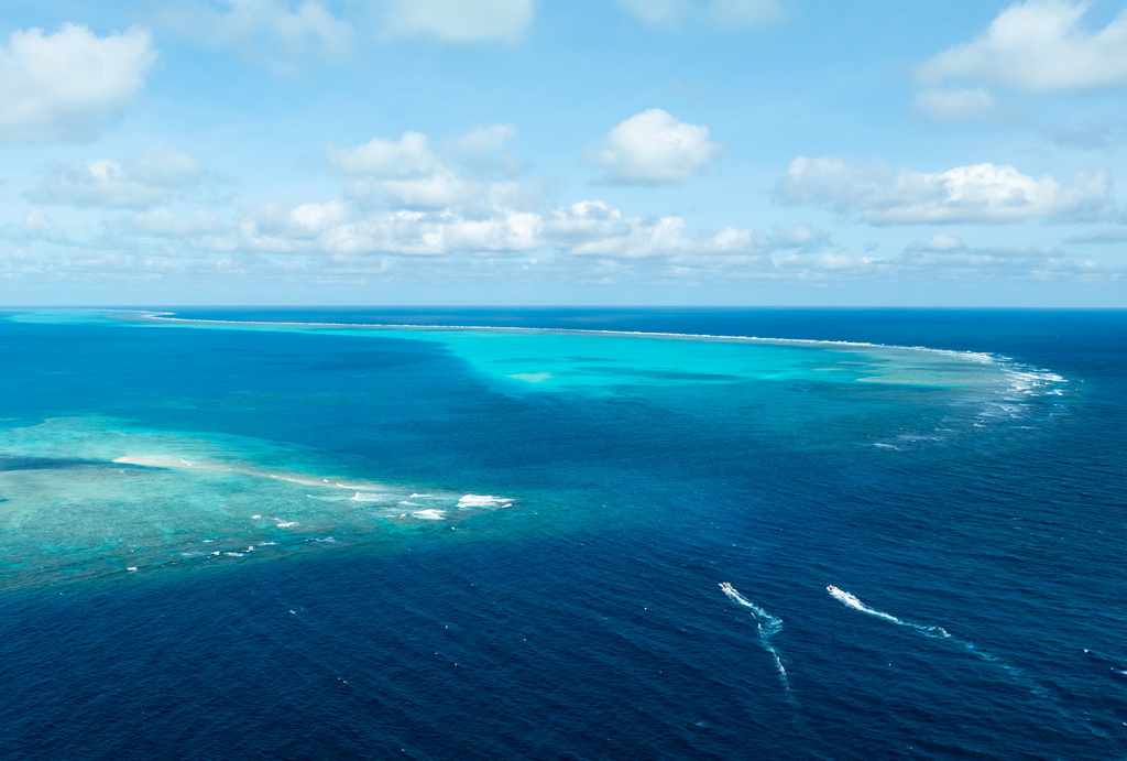 11月14日，中国海警驾驶执法艇在黄岩岛领海进行巡逻执法（无人机照片）。