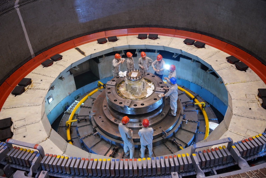 11月30日，技术人员在机坑里讨论检修方案。