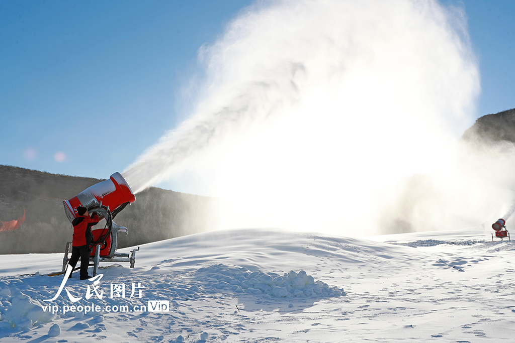 河北玉田：冰雪季加紧造雪迎游客【3】
