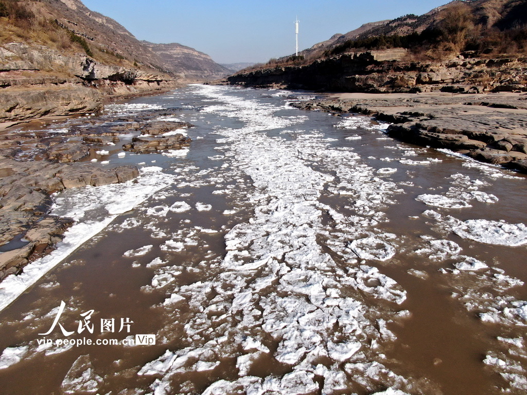 2025年12月5日，在位于晋陕交界的黄河壶口瀑布下游十里龙槽拍摄的流凌景观。