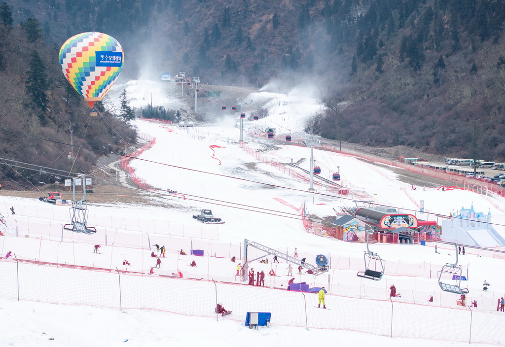 12月8日拍摄的阿坝州汶川县羌人谷滑雪场（无人机照片）。