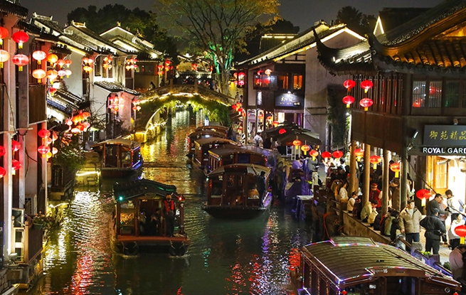 江苏苏州：夜游山塘街