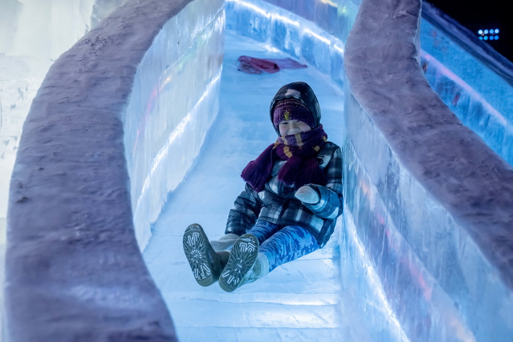 12月20日，一名儿童在“冰雪芳华”主题乐园内玩耍。