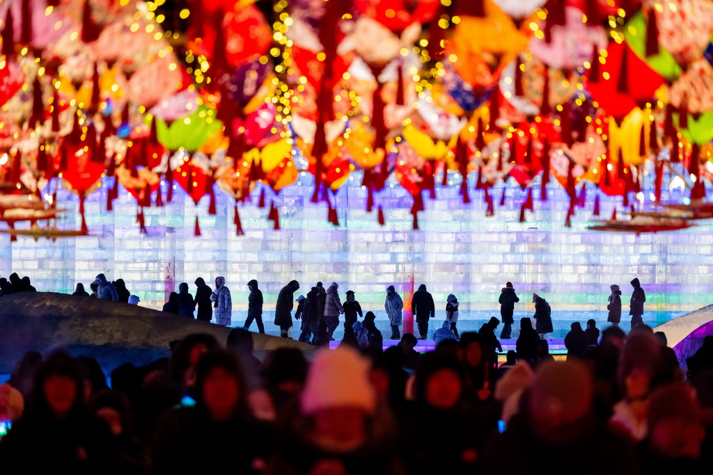 12月20日，市民和游客在“冰雪芳华”主题乐园游玩。