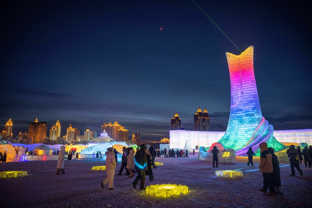 12月20日，市民和游客在“冰雪芳华”主题乐园游玩。