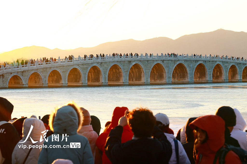 北京：颐和园十七孔桥现“金光穿洞”美景【4】