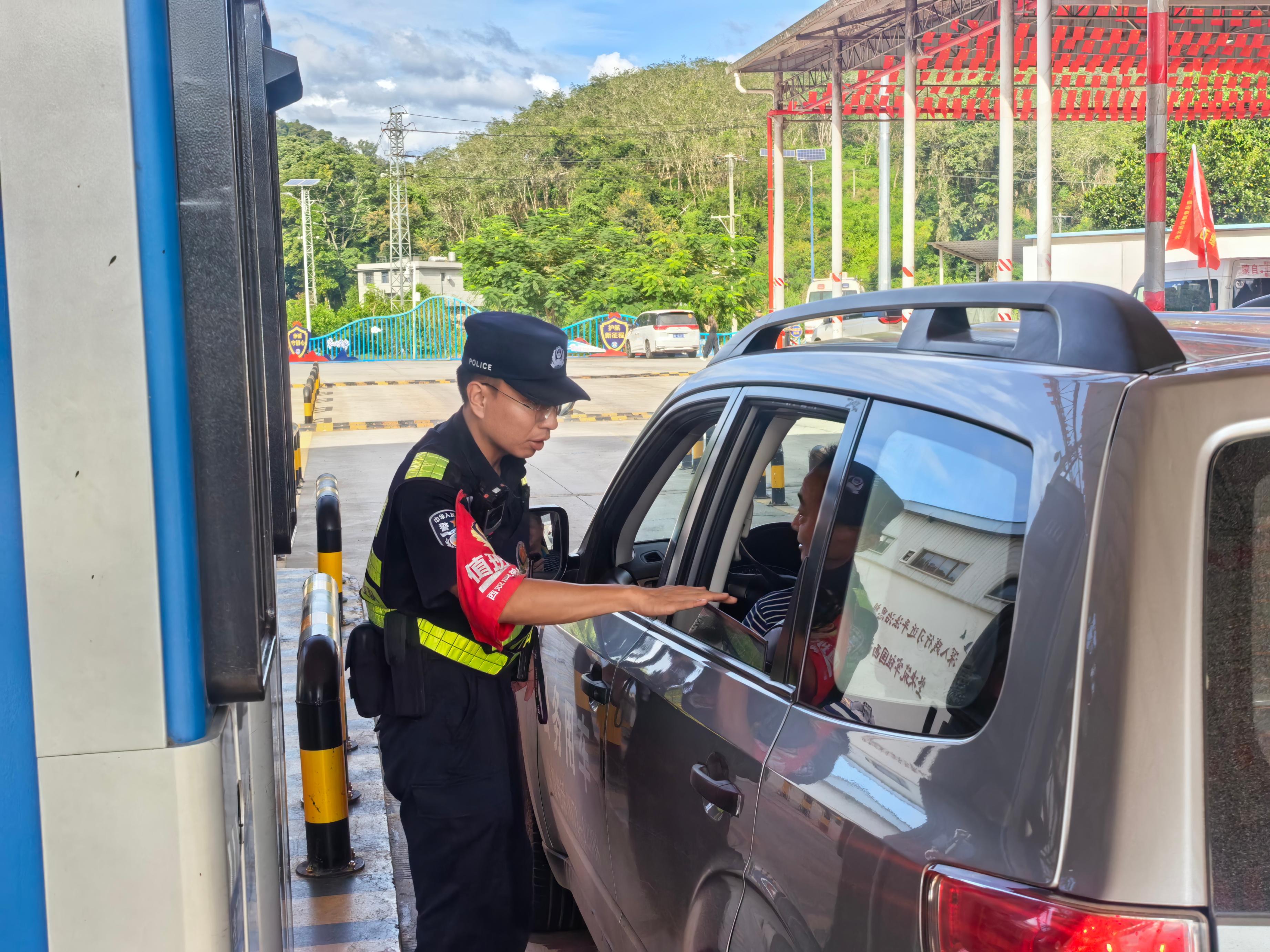 李秉徽正在大开河边境检查站查验车辆。人民网记者 郝萍摄