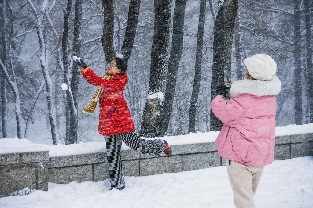 12月23日，市民在长春市南湖公园内拍照留念。