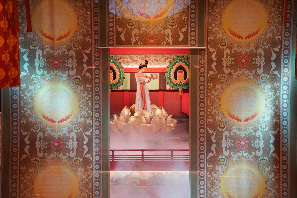 12月23日，演员在街区内表演大唐乐舞《霓裳羽衣舞》。