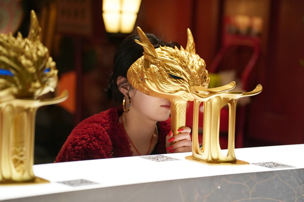 12月23日，游客在街区内体验“梦回大唐盛世”VR视觉体验项目。