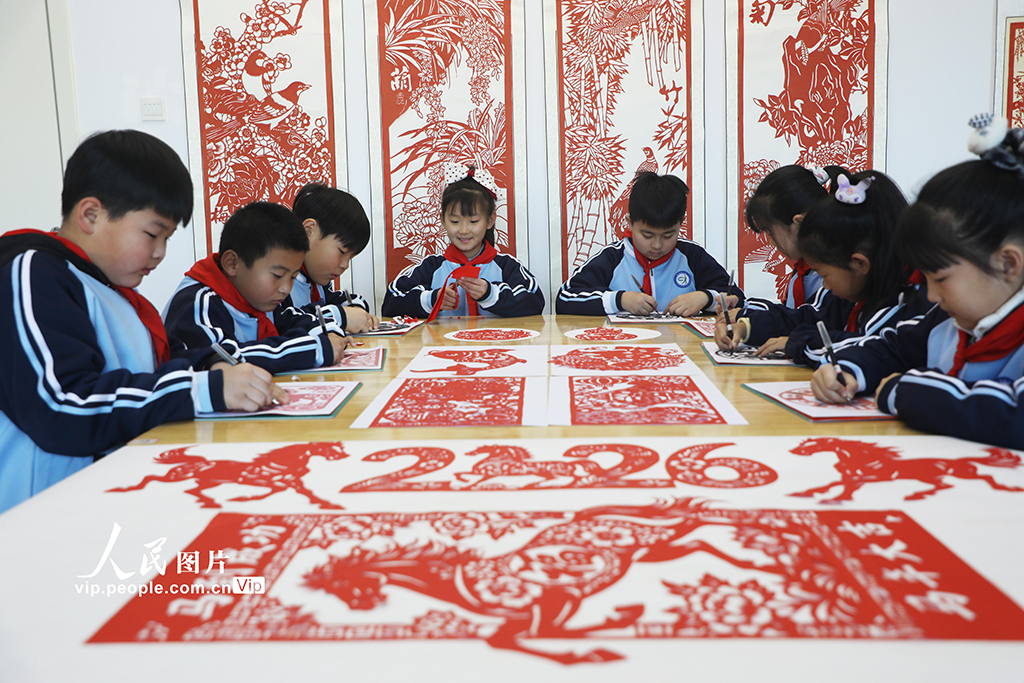 河北唐山：巧手剪纸迎新年【3】