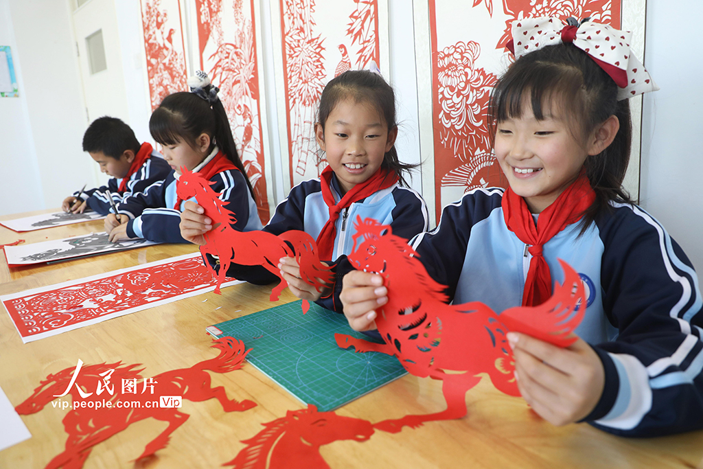 河北唐山：巧手剪纸迎新年【7】