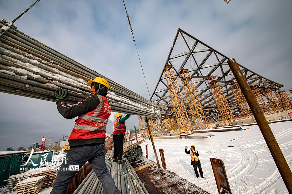 2023年12月11日，副中心枢纽工程，工人在进行钢筋起吊运输作业。