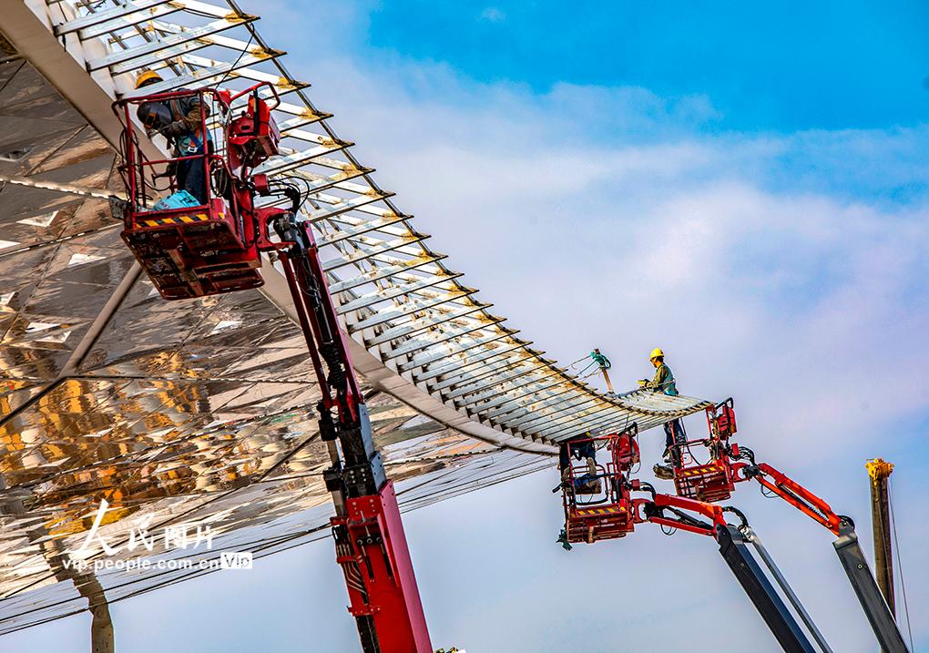 2024年6月30日，副中心枢纽“京帆”屋盖空中安装施工现场。