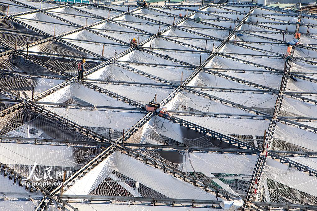 2024年11月4日，副中心枢纽主站房区屋盖装修施工。