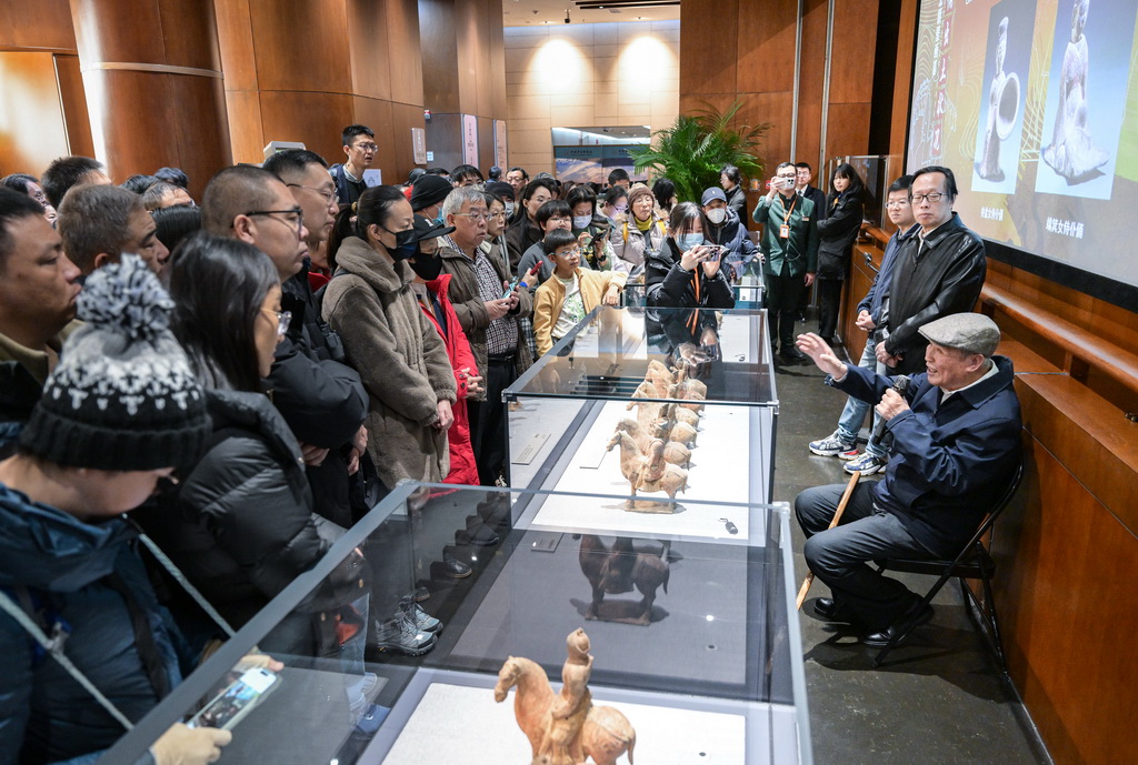 年过九旬的中国社会科学院考古研究所资深研究员徐光冀（右一）曾是邺城遗址考古队首任队长。这是徐先生来到中国考古博物馆参加“专家面对面：北朝湾漳壁画墓陶骑马俑解读”活动，为现场观众讲解相关考古知识（1月2日摄）。