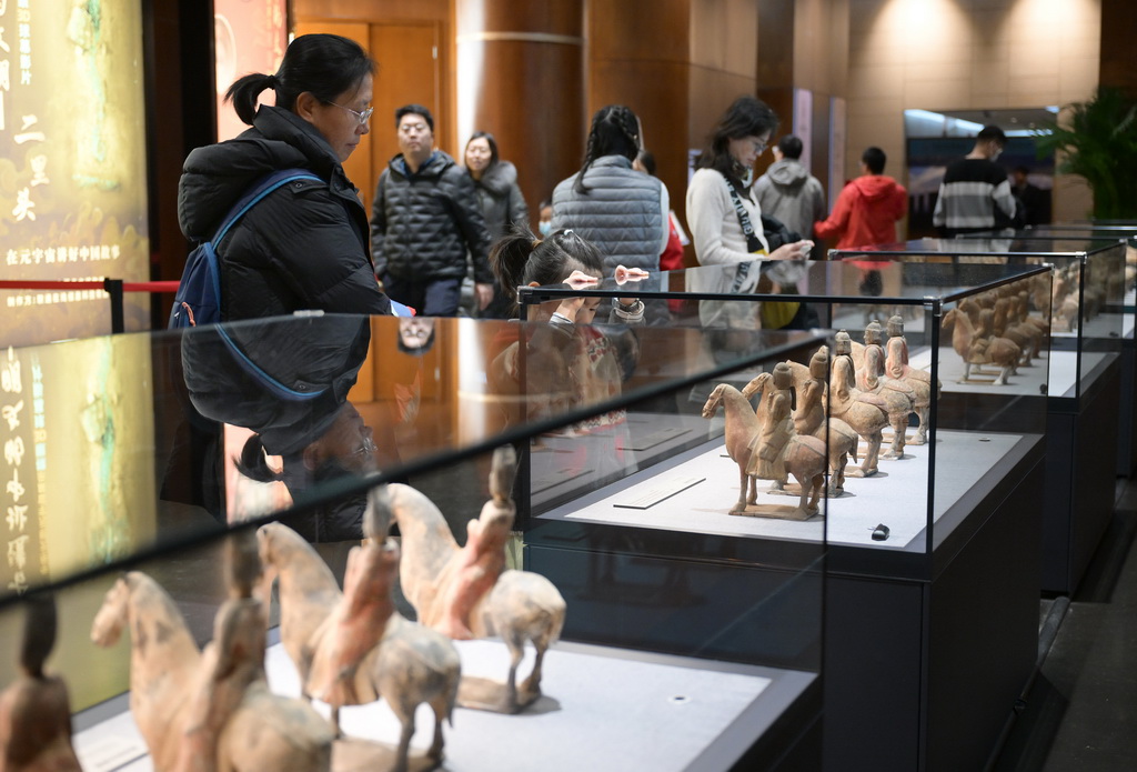 1月3日，观众在中国考古博物馆参观北朝湾漳壁画墓陶骑马俑展区。