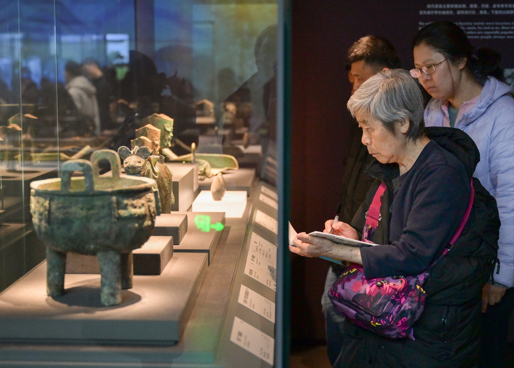 1月3日，参观者在中国考古博物馆展厅中对着展陈文物进行快速写生。