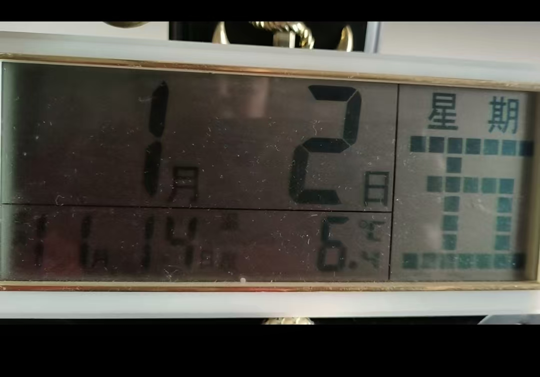 1月2日,世城滨江二期一业主家温度计显示为6.4℃。受访者供图