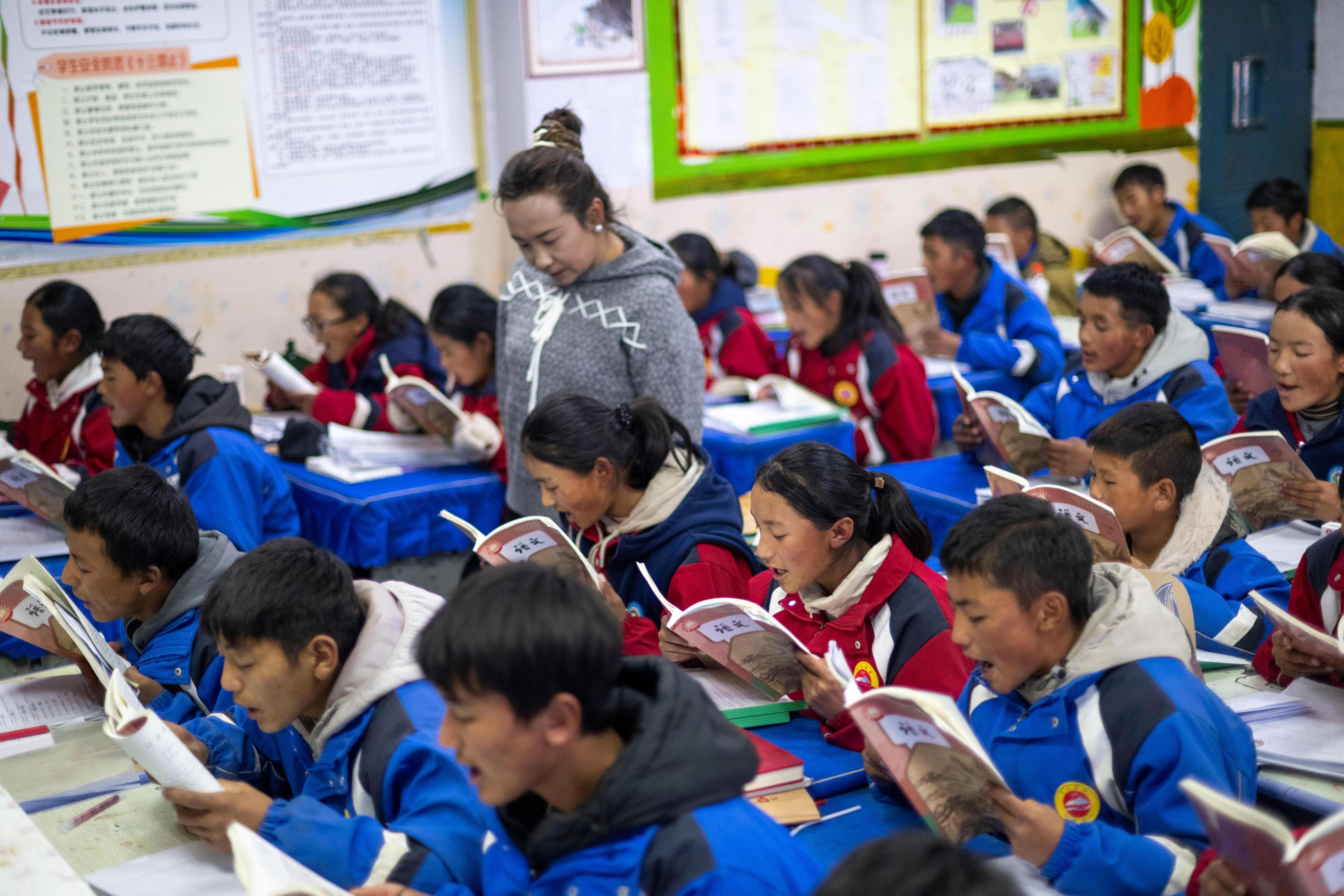 2025年12月12日，在西藏定日县第二初级中学，学生们在教室认真学习。人民网记者 翁奇羽摄