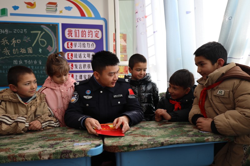 民警通过分众化、精准化的普法方式,警校携手筑牢边疆校园法治防线,护航青少年健康成长。