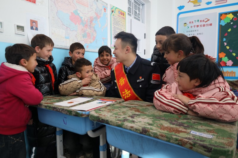 民警立足不同年龄段学生特点，量身定制普法内容，用通俗易懂的语言解读法律知识，在孩子们心中播撒法治的种子，共同守护平安校园。