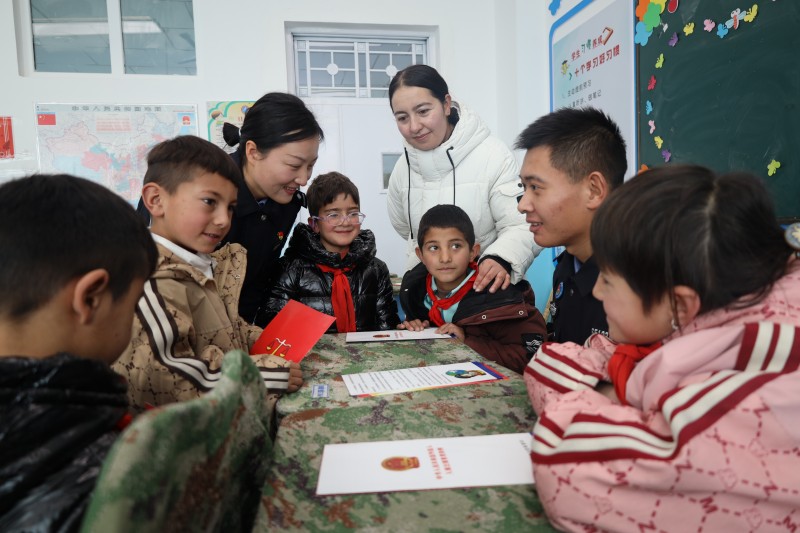 民警立足不同年龄段学生特点，量身定制普法内容，用通俗易懂的语言解读法律知识，在孩子们心中播撒法治的种子，共同守护平安校园。