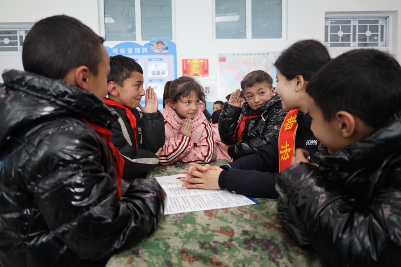 通过一问一答的形式，民警将枯燥的法律条文转化为孩子们听得懂、记得住的生活道理，有效提升了同学们的法治意识和自我保护能力。