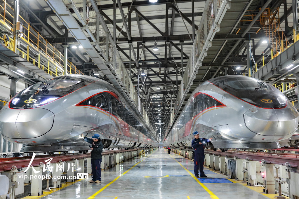 2026年1月12日，郑州动车段动车组机械师正在对动车组走行部进行检查。