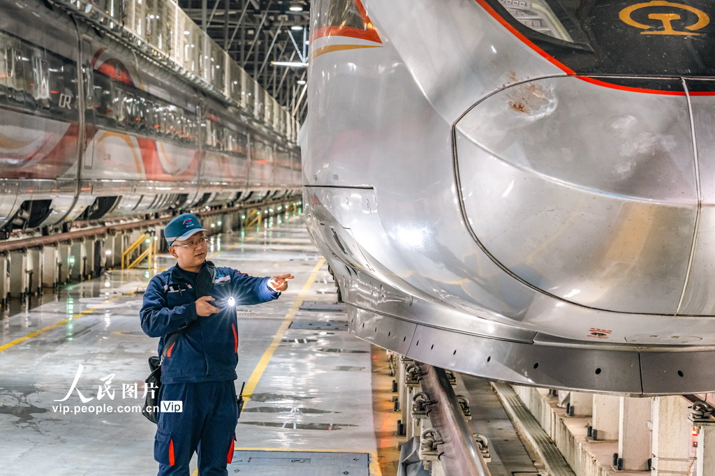 2026年1月12日，郑州动车段动车组机械师正在对动车组走行部进行检查。