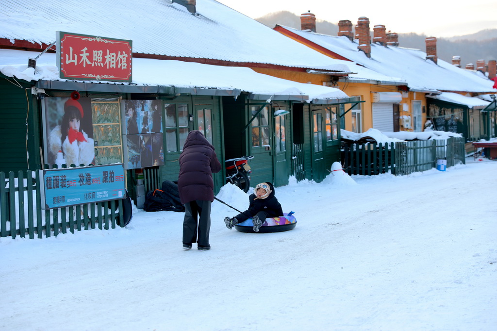 1月15日，游客在横道河子镇内滑雪圈。