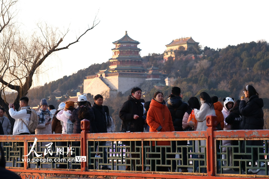 北京颐和园游东谈主如织