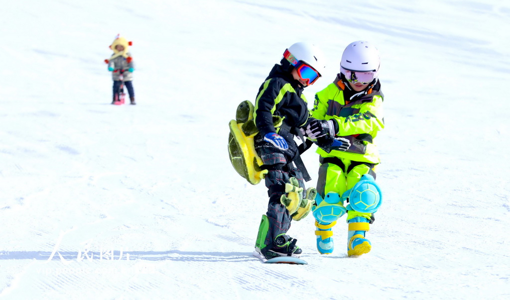 甘肃张掖：体验滑雪运动乐趣【3】