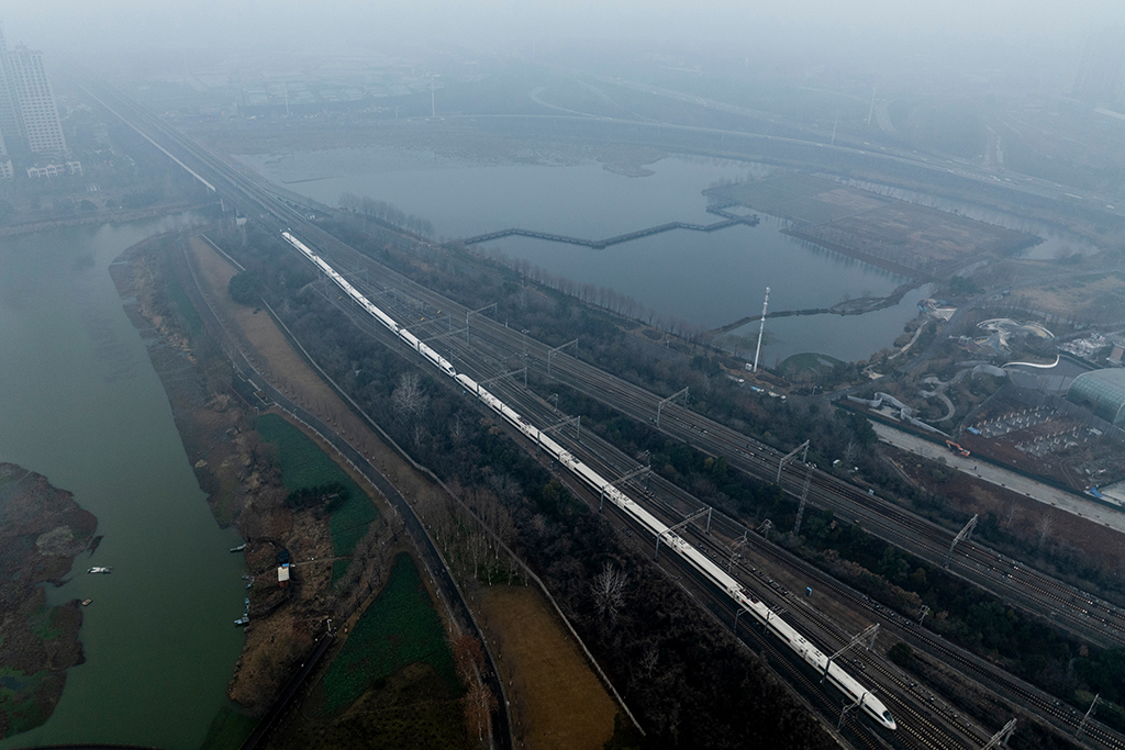 1月26日，列车驶出武汉站（无人机照片）。 新华社记者 伍志尊 摄