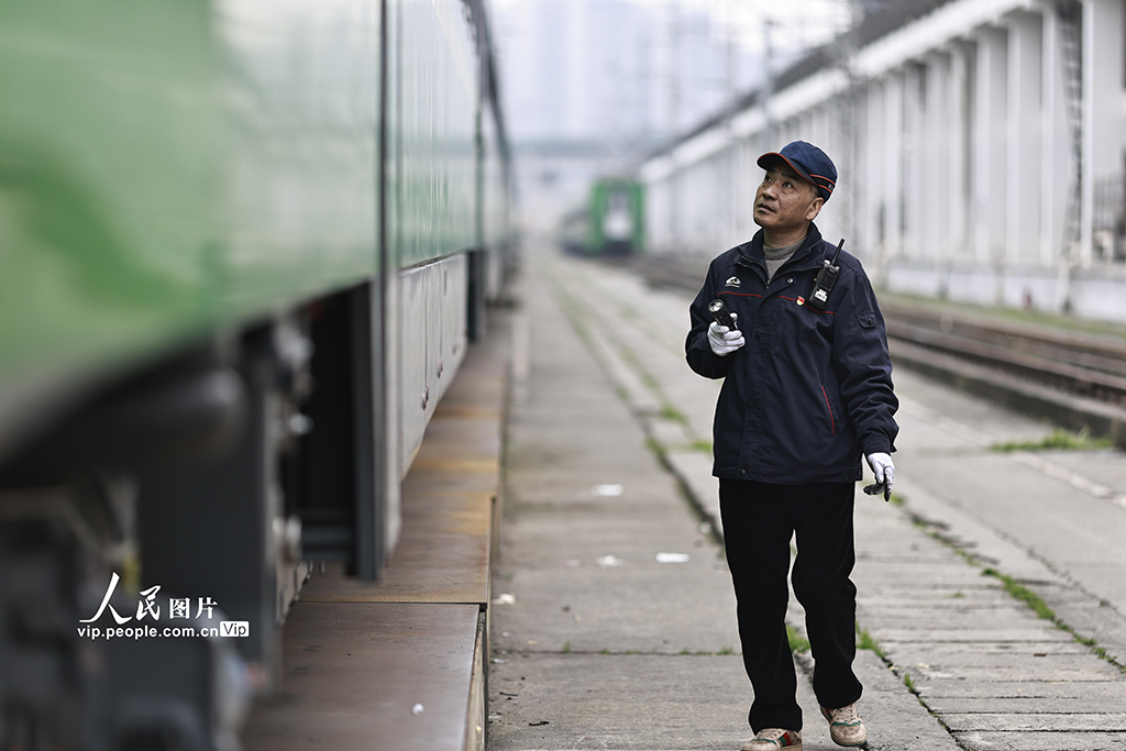 重庆：列车“体检”迎春运【4】