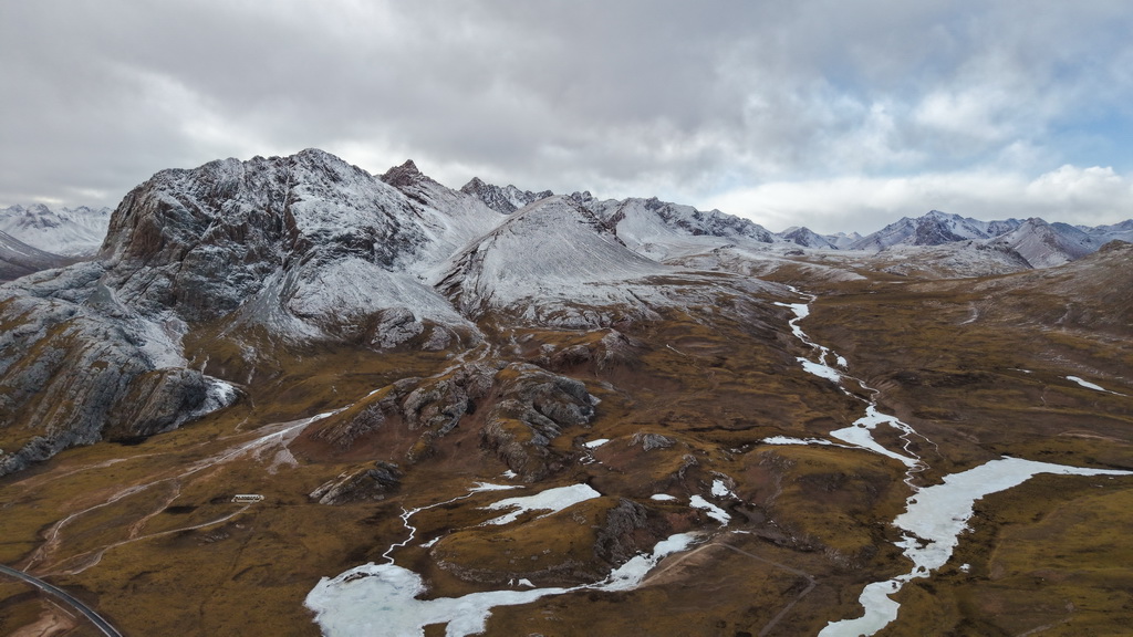 这是1月30日在青海省玉树藏族自治州杂多县境内拍摄的冬景风光（无人机照片）。