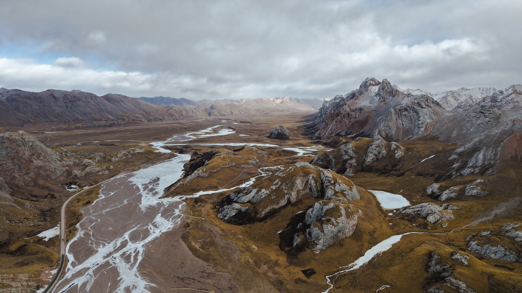 这是1月30日在青海省玉树藏族自治州杂多县境内拍摄的冬景风光（无人机照片）。