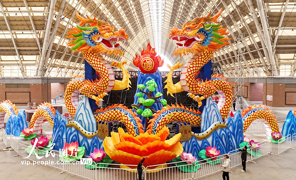 山东青岛：制花灯 迎新春