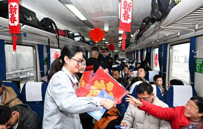 招聘会开进返乡列车