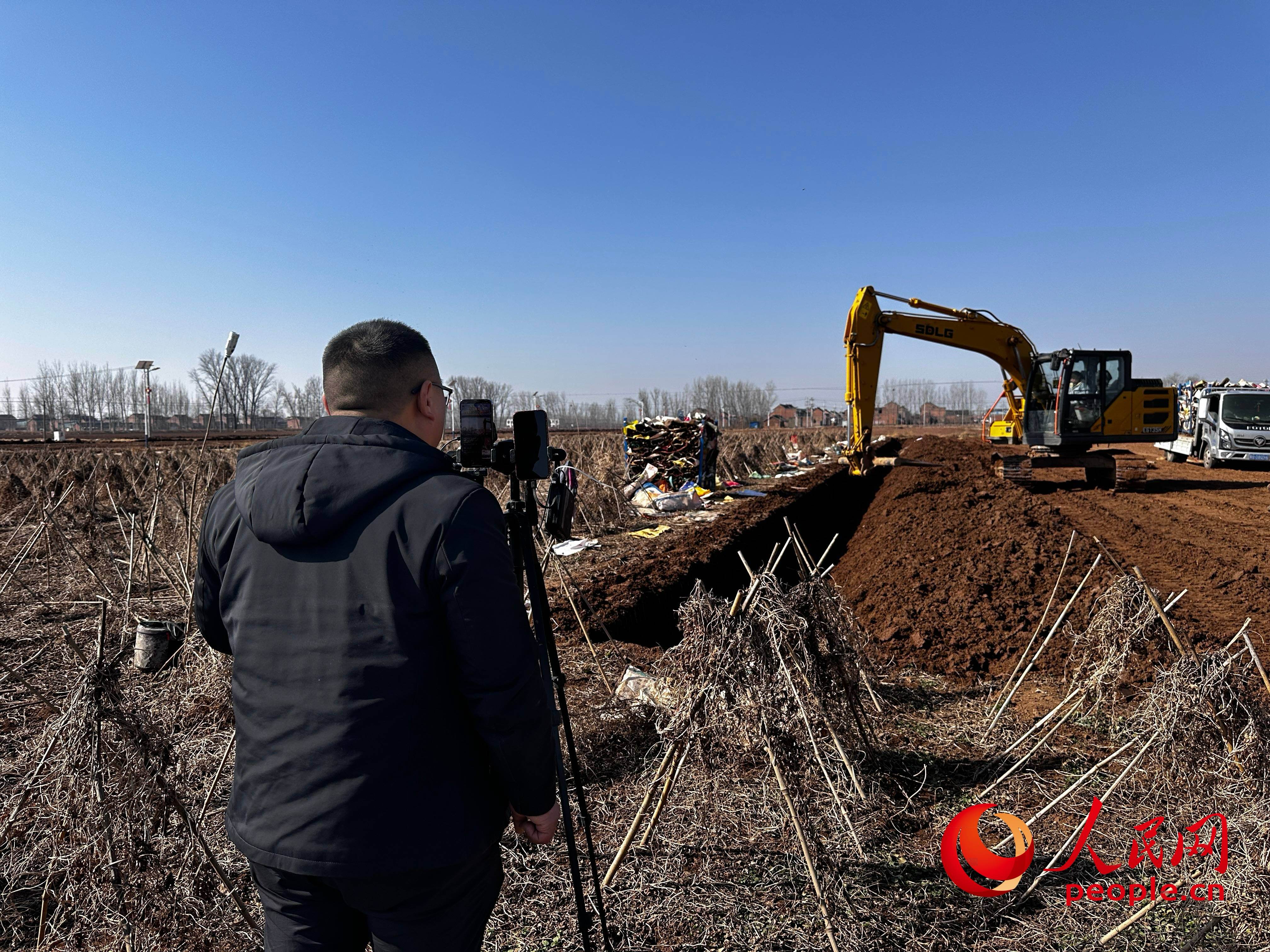 张留村党支部书记张磊磊直播卖山药。人民网记者 游天燚摄