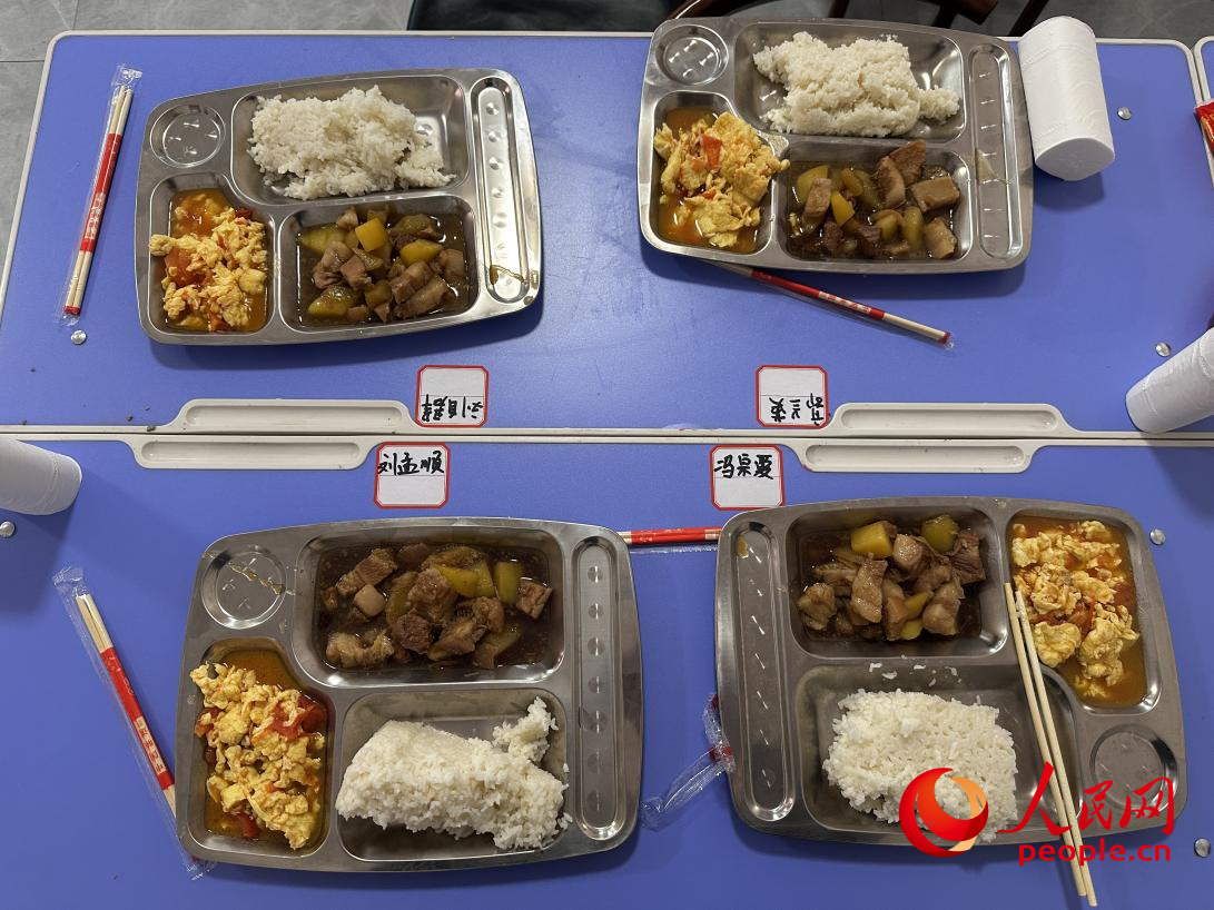刘潭村乡村大食堂的午餐。人民网记者 游天燚摄