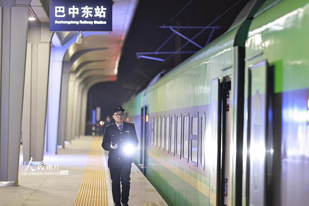 重庆:“夜间动车”温暖回家路【4】