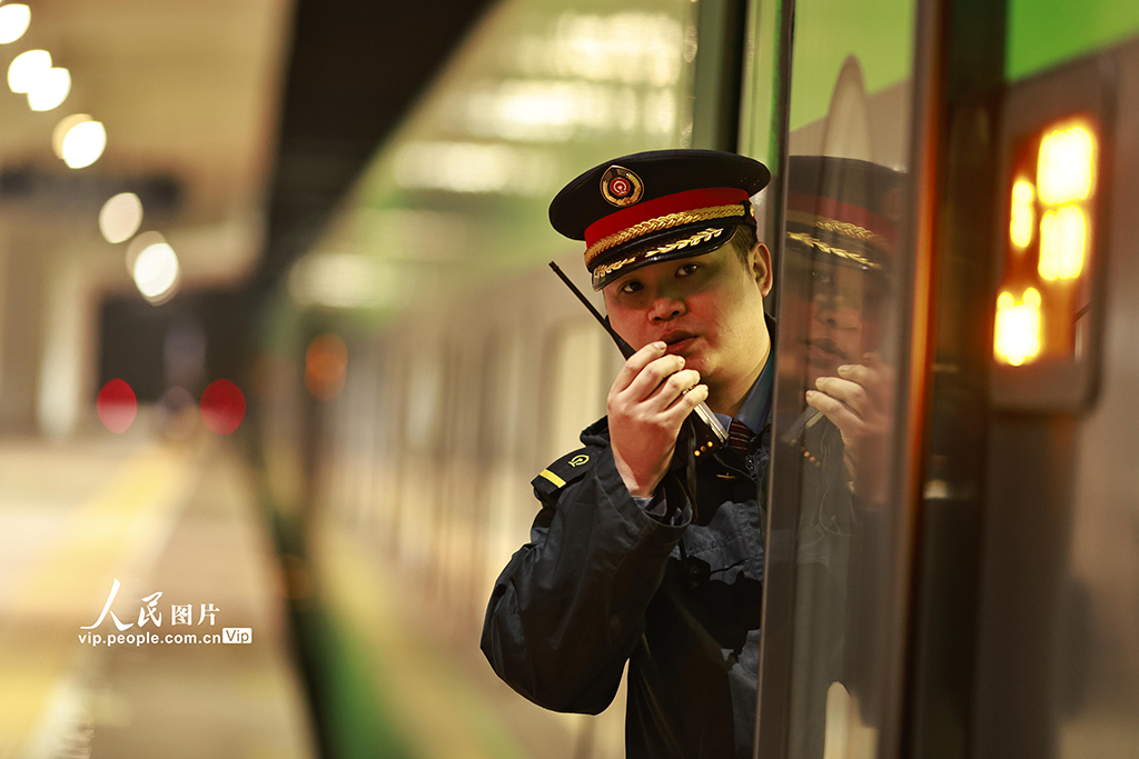 重庆：“夜间动车”温暖回家路【5】