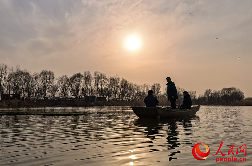 正在衡水湖不雅测巡护的志愿者。东谈主民网记者 申亚欣摄