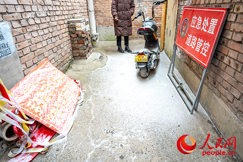 通往塌陷路面的小巷。人民网记者卢鹏宇摄