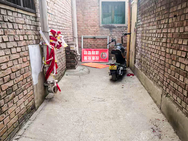 2月26日，通往塌陷路面的小巷尚未进行加固封锁。受访者供图。