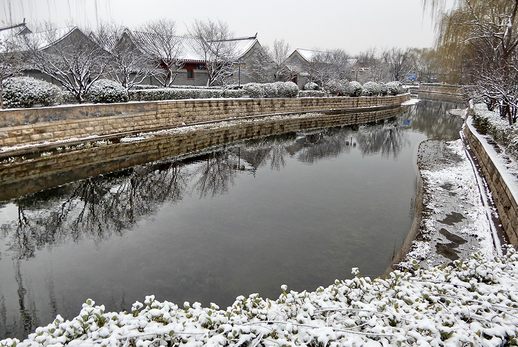 这是3月5日拍摄的北京市东城区玉河雪景。新华社记者 李欣 摄